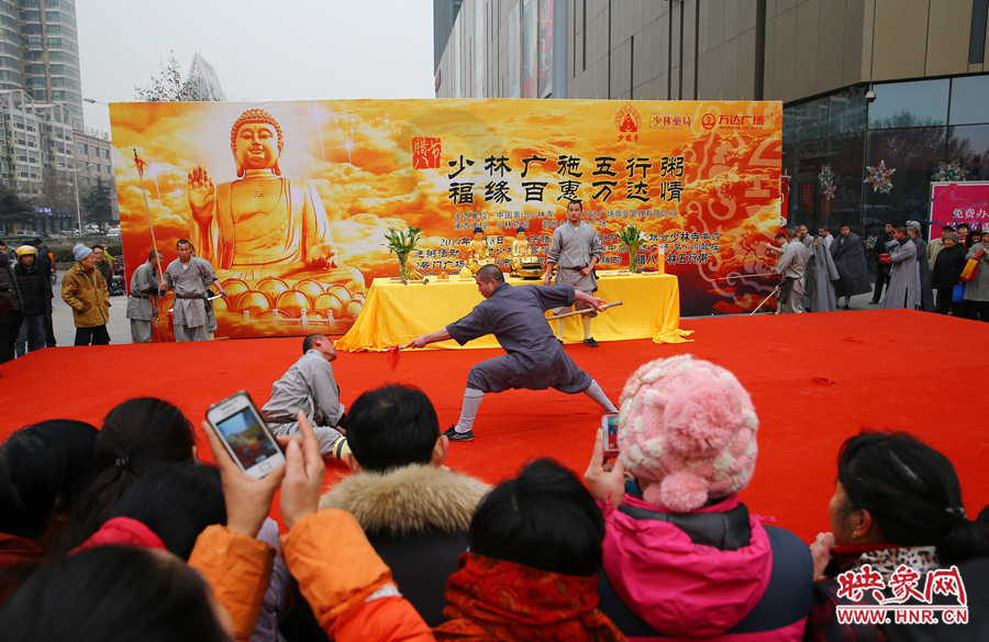 少林寺布施五行粥現(xiàn)場(chǎng)，少林僧人的武術(shù)表演