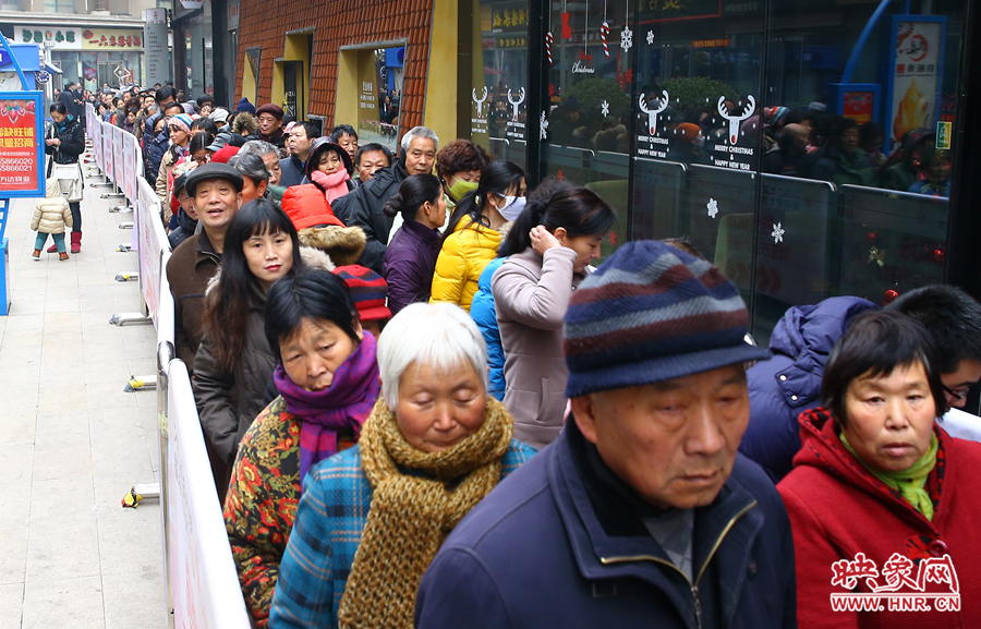 領(lǐng)粥的市民排起了長(zhǎng)隊(duì)，足有上千人。