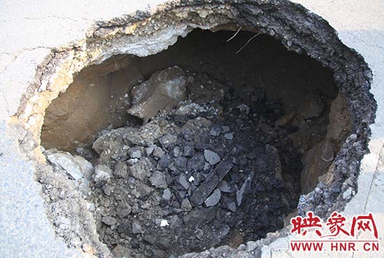 坑口直徑約兩米，路面下形成中空的大坑，約有15平方米。