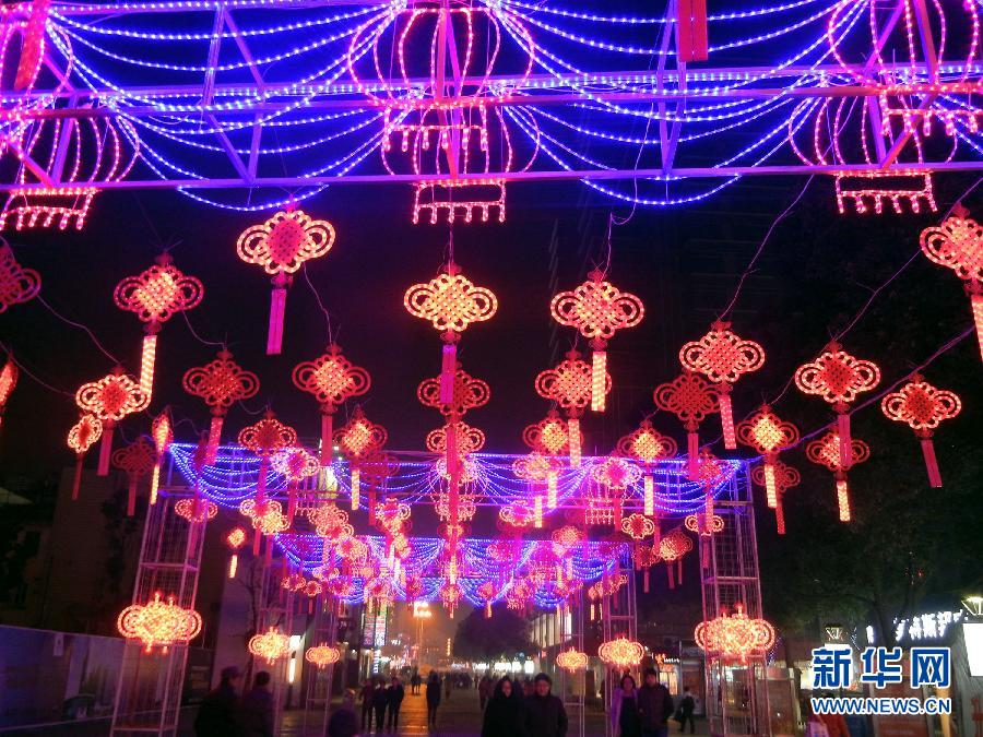 　1月30日，市民走在由中國(guó)結(jié)霓虹燈裝扮的蘇州街頭。