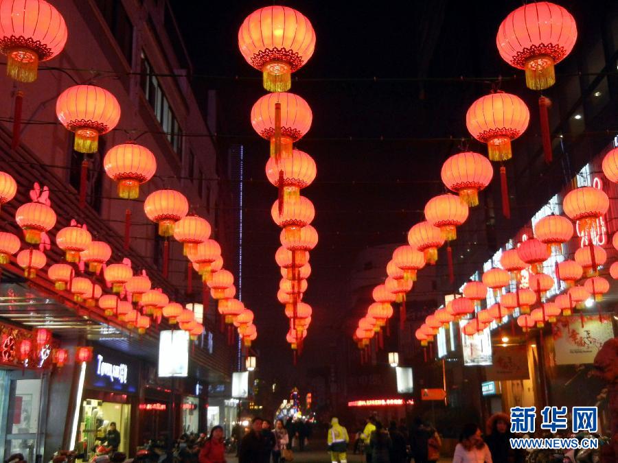 　1月30日，市民行走在大紅燈籠裝飾的蘇州街頭。