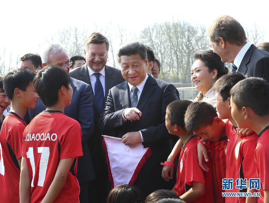 3月29日，國家主席習近平來到柏林奧林匹亞體育場足球場，親切看望在德國訓練的來自陜西志丹縣的中國少年