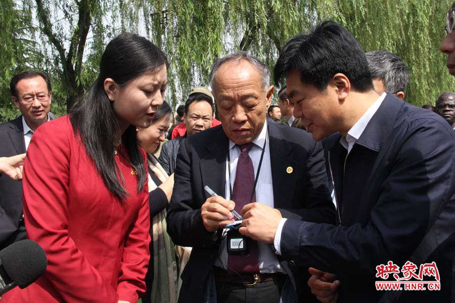 中國公共外交協(xié)會(huì)會(huì)長(zhǎng)李肇星在龍門石窟記筆記