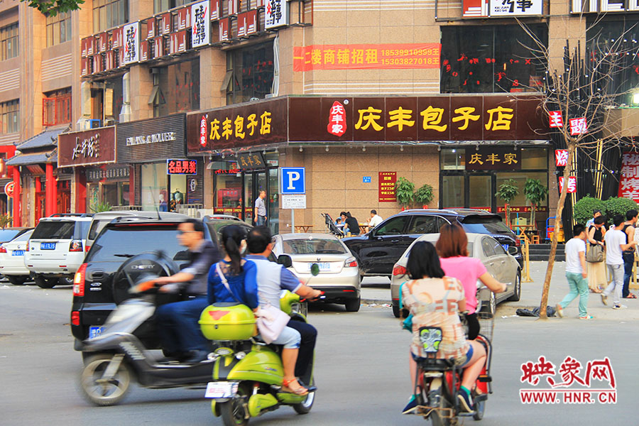 “慶豐包子店”位于路口拐角處,人流量車流量很大,堪稱黃金位置。