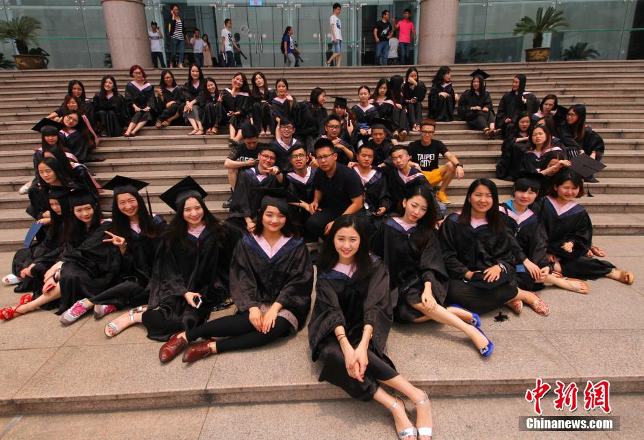 6月6日，浙江理工大學的畢業(yè)生們在校園中以賣萌、搞怪等獨具青春特色的方式告別大學生涯。中新社發(fā) 李晨