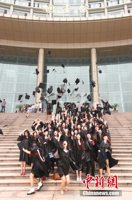 6月6日，浙江理工大學的畢業(yè)生們在校園中以賣萌、搞怪等獨具青春特色的方式告別大學生涯。中新社發(fā) 李晨