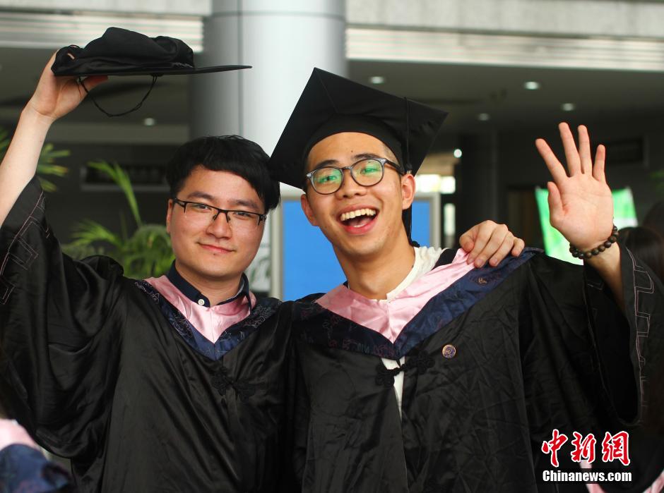 6月6日，浙江理工大學的畢業(yè)生們在校園中以賣萌、搞怪等獨具青春特色的方式告別大學生涯。中新社發(fā) 李晨