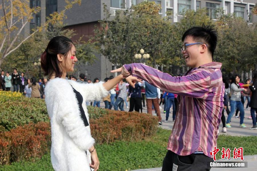 11月11日，河南財經(jīng)政法大學(xué)校園內(nèi)，300名在校大學(xué)生在上演了一出“光棍”也瘋狂的“快閃”大戲。