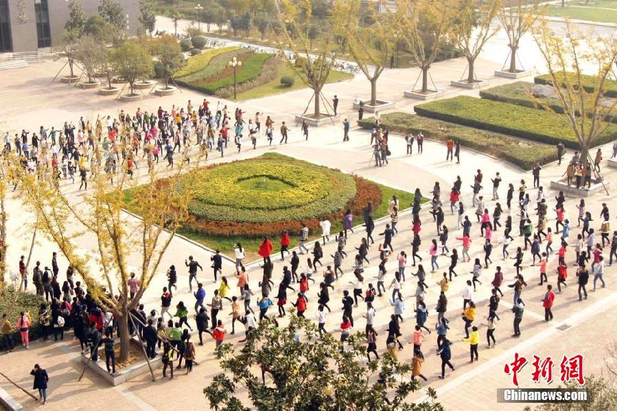 11月11日，河南財經(jīng)政法大學(xué)校園內(nèi)，300名在校大學(xué)生在上演了一出“光棍”也瘋狂的“快閃”大戲。