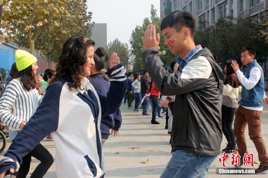 11月11日，河南財經(jīng)政法大學(xué)校園內(nèi)，300名在校大學(xué)生在上演了一出“光棍”也瘋狂的“快閃”大戲。