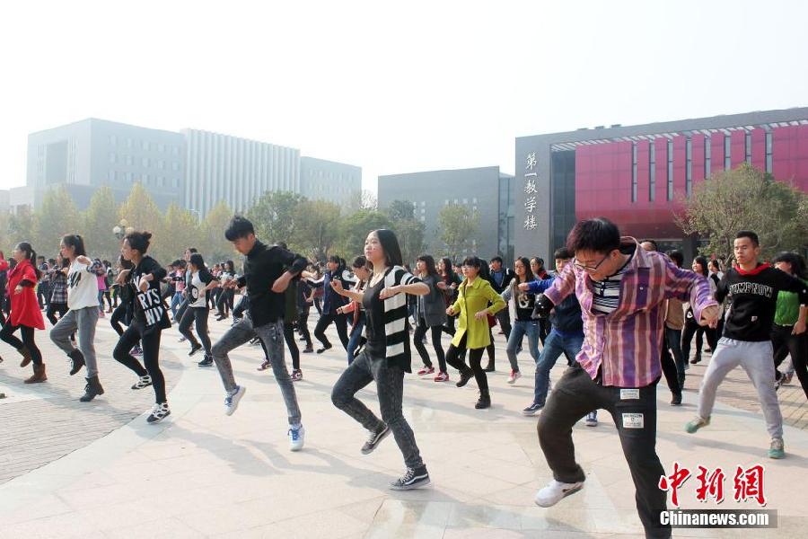 11月11日，河南財經(jīng)政法大學(xué)校園內(nèi)，300名在校大學(xué)生在上演了一出“光棍”也瘋狂的“快閃”大戲。