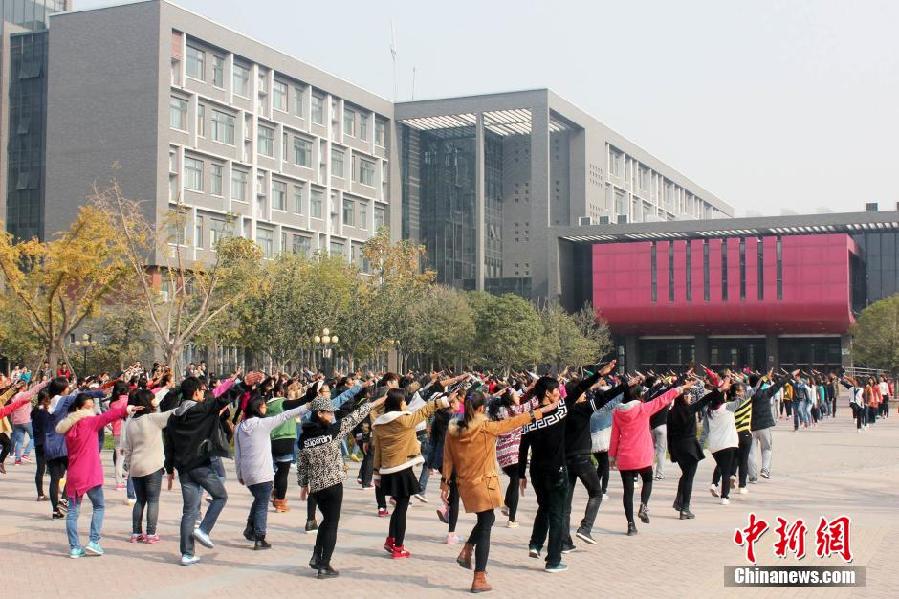 11月11日，河南財經(jīng)政法大學(xué)校園內(nèi)，300名在校大學(xué)生在上演了一出“光棍”也瘋狂的“快閃”大戲。