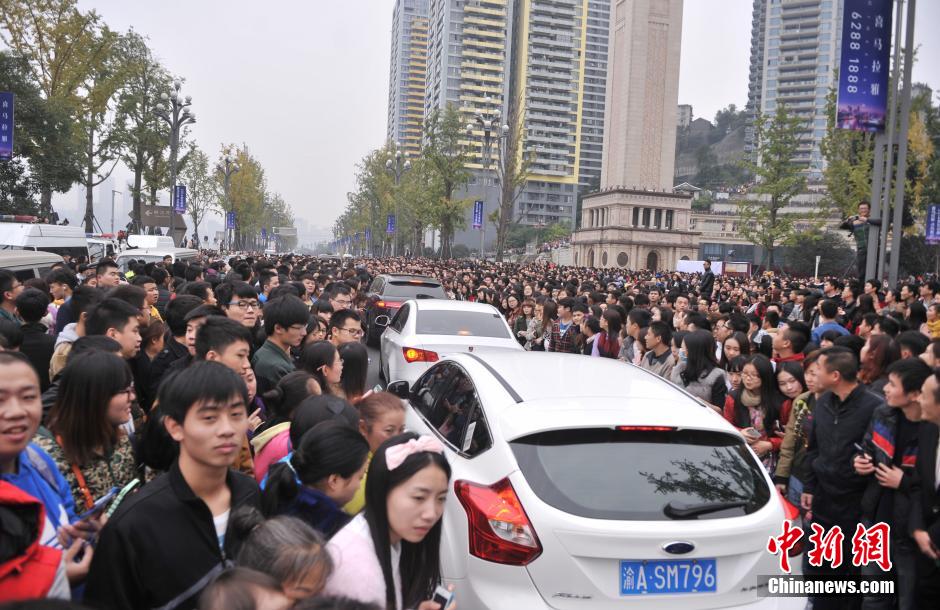 重慶上萬粉絲在南濱路等待《奔跑吧兄弟》節(jié)目的錄制。