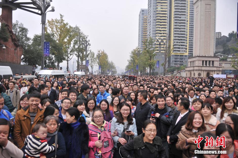 重慶上萬粉絲在南濱路等待《奔跑吧兄弟》節(jié)目的錄制。