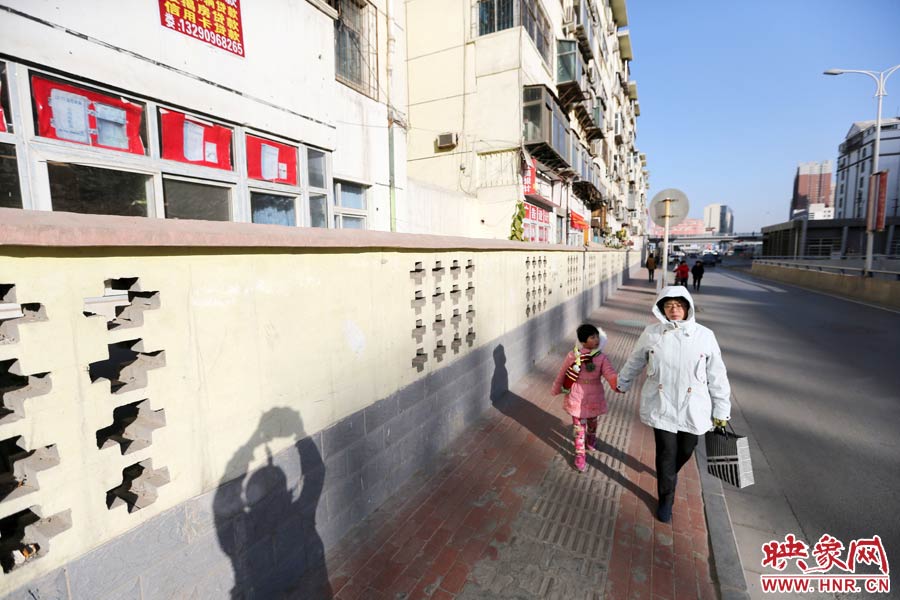 市民從墻外走過。