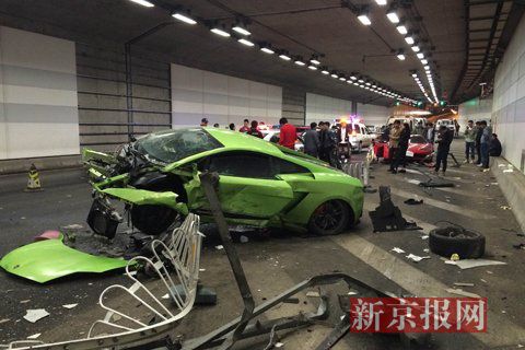 一輛蘭博基尼與一輛法拉利發(fā)生事故，現(xiàn)場狀況慘烈