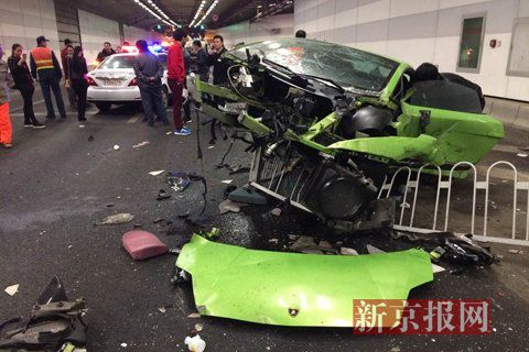 一輛蘭博基尼與一輛法拉利發(fā)生事故，現(xiàn)場狀況慘烈