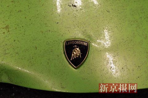 一輛蘭博基尼與一輛法拉利發(fā)生事故，現(xiàn)場狀況慘烈