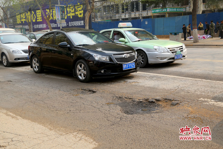 南陽路上汽車?yán)@坑而行