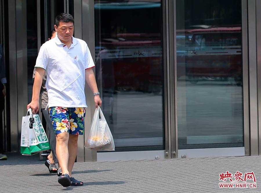 褲頭、T恤的裝束依然提前入夏