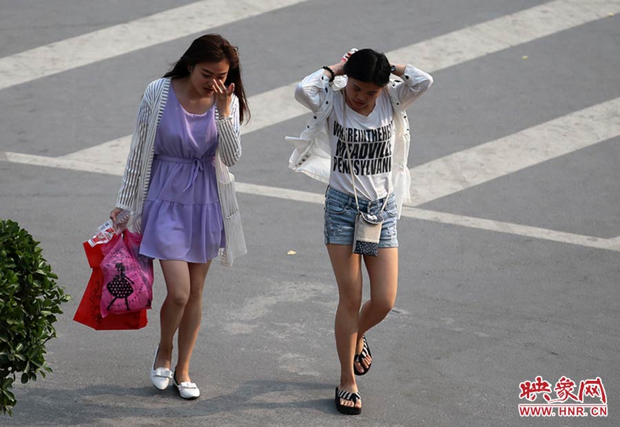 太熱了，還是把頭發(fā)扎起來(lái)