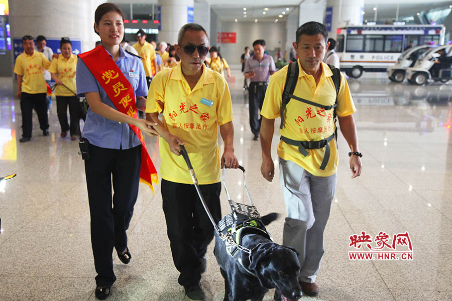 接到鄭州市愛心導(dǎo)盲犬服務(wù)中心的乘車請求后，鄭州東站抽調(diào)了工作人員進(jìn)行對接，提前做好服務(wù)引導(dǎo)準(zhǔn)備。