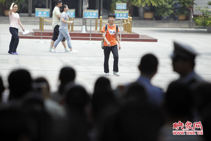 6月7日，鄭州回中考點，在家長期待的目光中，第一位考生走出考場