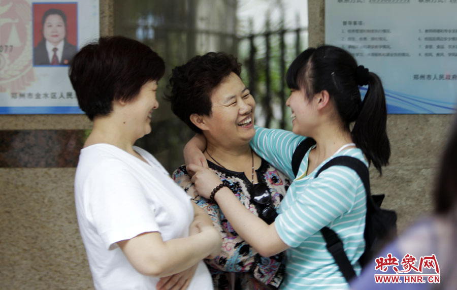 6月7日，鄭州回中考點，走出考場的考生和家長擁抱在一起