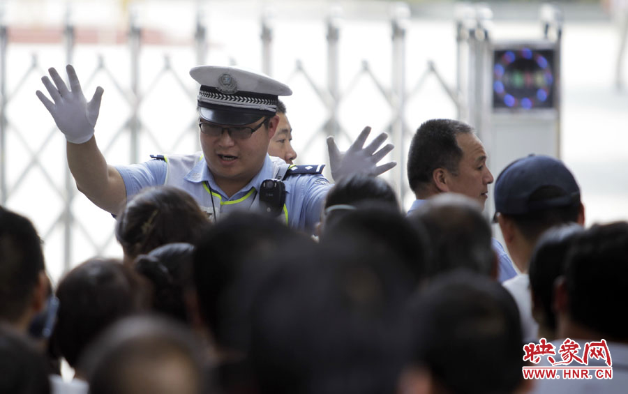 6月7日，鄭州回中考點，交警在考場外維持秩序
