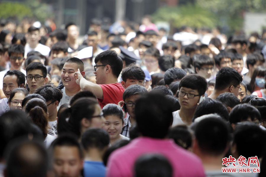 6月7日，鄭州回中考點，考生走出考場，面露笑容