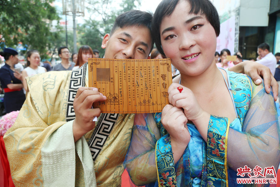 一對(duì)兒情侶現(xiàn)場展示“賣身契”內(nèi)容。