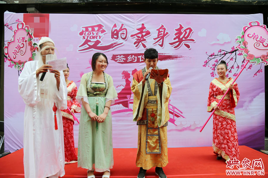 男子現(xiàn)場宣讀“賣身契”的內(nèi)容，讓大家作證。
