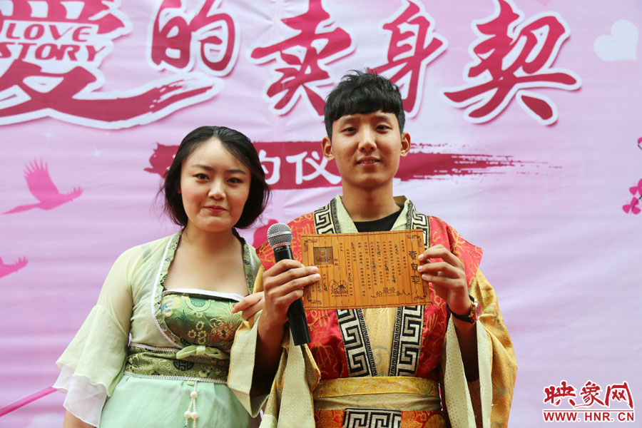 現(xiàn)場的8名男子異口同聲地表示，如違反此契約，可以接受處以極刑。