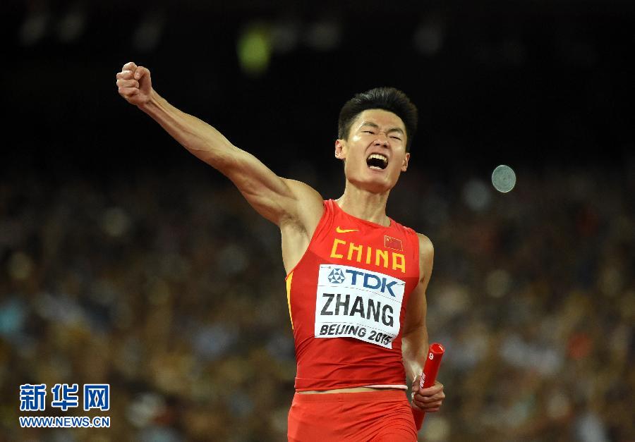 8月29日，中國隊(duì)選手張培萌沖過終點(diǎn)線后振臂歡呼。