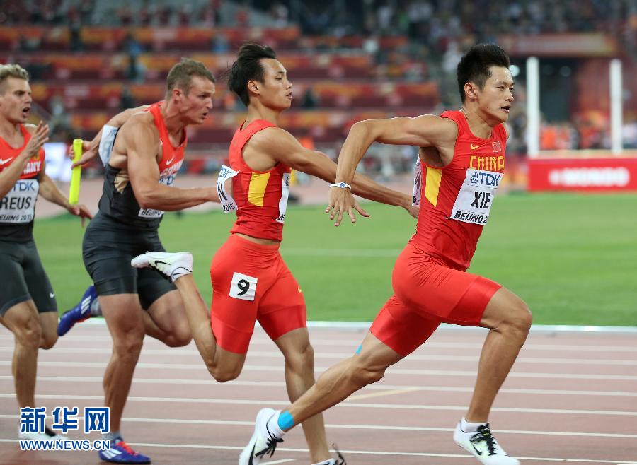 中國隊(duì)選手謝震業(yè)（右一）和莫有雪在比賽中交接棒。