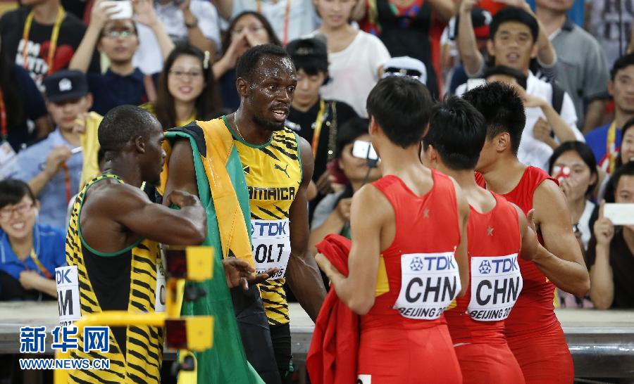 中國隊(duì)隊(duì)員賽后與牙買加選手博爾特（左二）交談。