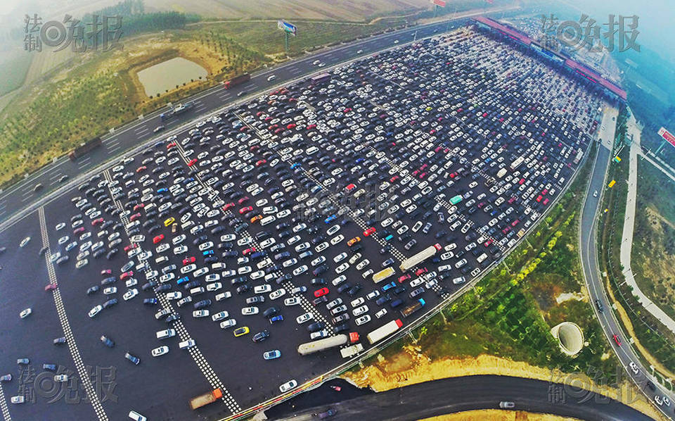 進(jìn)京方向收費(fèi)站前堵滿車流。
