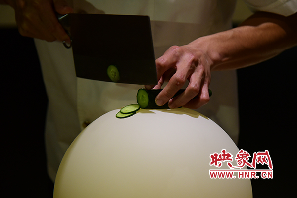 在面團(tuán)氣球上切菜。