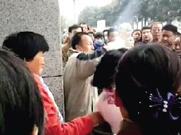 一對夫婦攔住小學(xué)生求助，被家長和市民當(dāng)成人販子圍毆