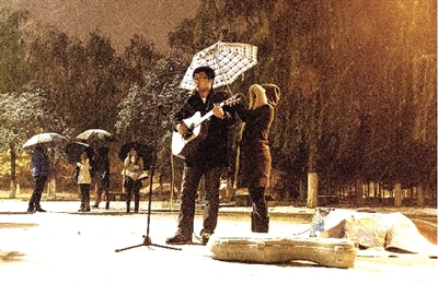 雪夜鄭大新校區(qū)的這一幕是不是也溫暖了你？