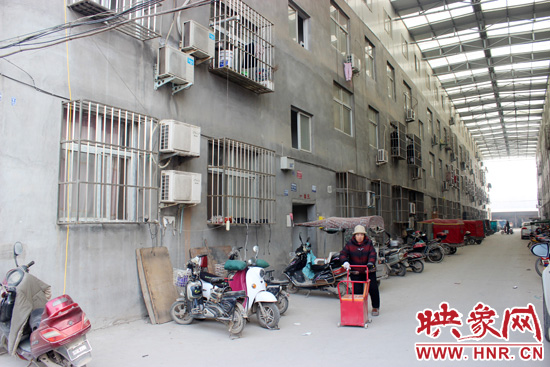 三棟居民樓沒有任何手續(xù)，沒有房產(chǎn)證，售價(jià)超級(jí)低。