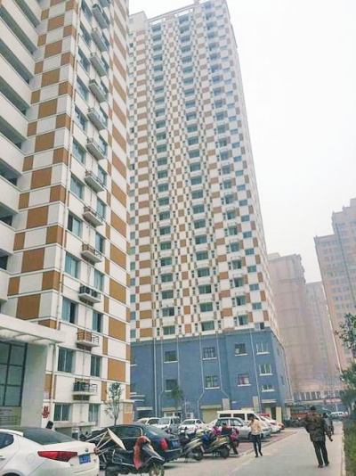 鄭州中基都市春天小區(qū)的公租房一直在閑置,樓下門面房已營業(yè)很長時間。
