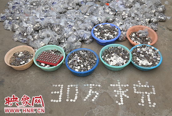 據(jù)負(fù)責(zé)清點(diǎn)“巨資”的張大爺介紹，這筆“巨資”積攢了兩個(gè)月左右，有30萬左右，重達(dá)3000多斤。