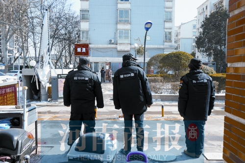 小區(qū)門口有兩撥保安把門，分屬不同的物業(yè)公司