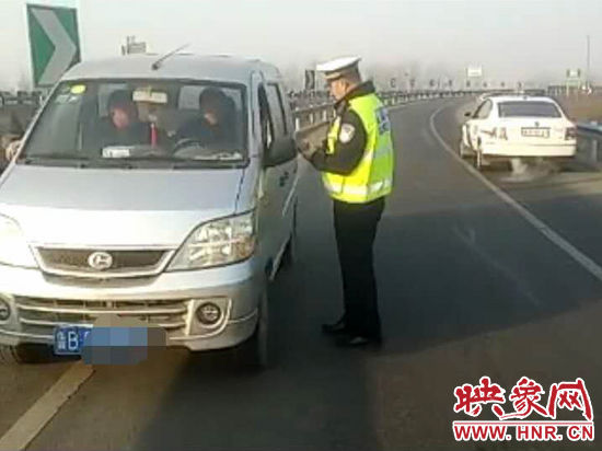 2月3日，一名男子因錯過了路口不顧自身安全竟然在高速上逆行，被焦作高速交警逮個正著。