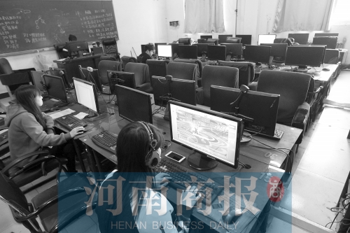鄭州黃河護(hù)理職業(yè)學(xué)院的微機室內(nèi)，一女學(xué)生正在打游戲