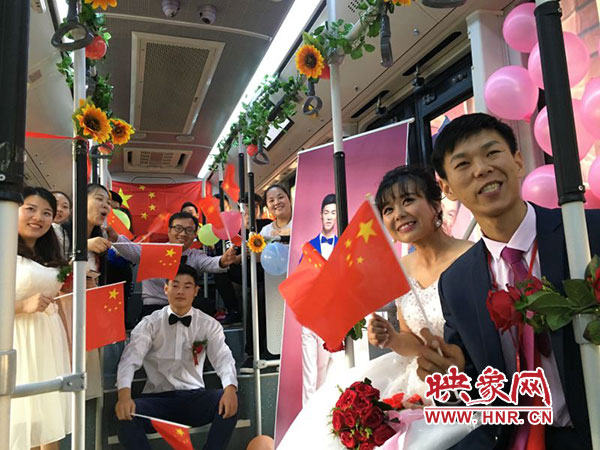鄭州公交車(chē)長(zhǎng)駕駛公交車(chē)迎娶新娘