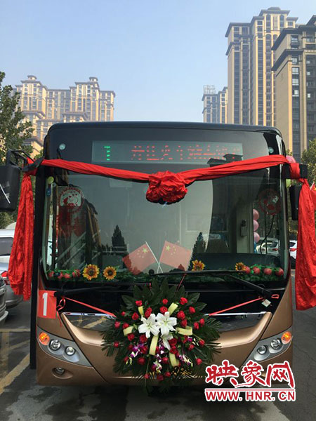 鄭州公交車(chē)長(zhǎng)駕駛公交車(chē)迎娶新娘