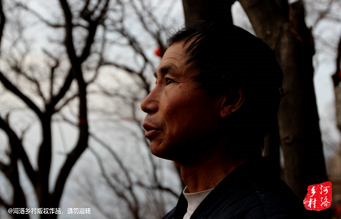 不過老崔對鄰居卻有著十分的不屑，平日里他們的生活，主要是自己種植的蔬菜和野菜，偶爾有山下香客的供奉。而鄰居卻經常揀一些驢友丟棄的物品，飲料瓶，塑料紙，或者其它的物品。