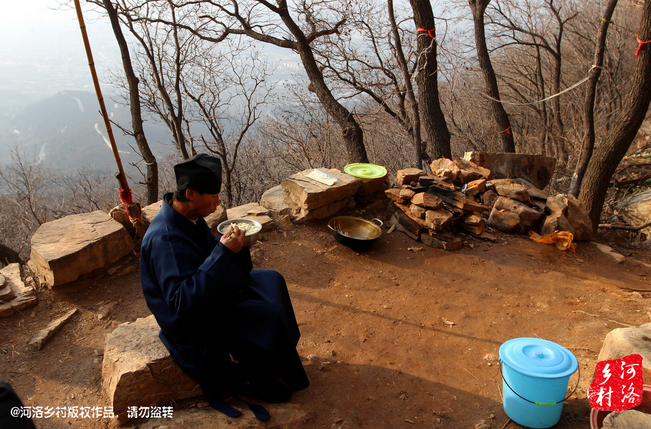 鄰居有時候會拿這些廢品下山，換取一些食物，對于老崔來說，既然出家就該安守清貧，撿破爛換好吃的，不是出家人該做的。他偷偷把鄰居的一大包廢品踢下了山，于是爭吵并且打起了架。